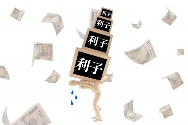 お金を手に頭を抱える。静岡市で債務整理の無料相談が弁護士にできます